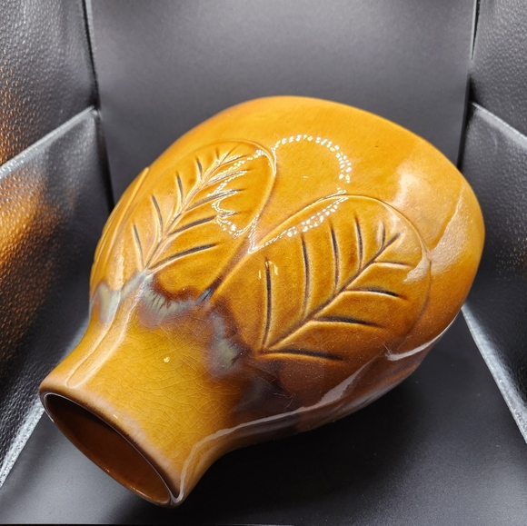 DECORATIVE GOLD COLOR ETCHED DESIGN CERAMIC VASE - Picture 3 of 3